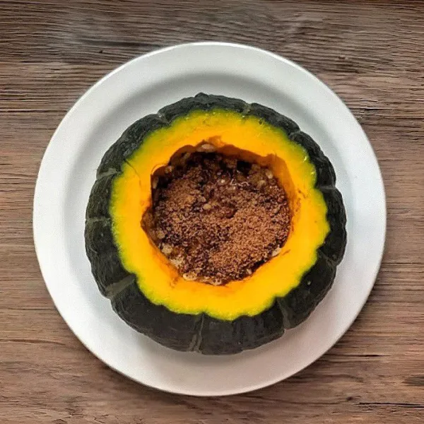 Tambahkan lagi 65 gr ketan, lalu taburi lagi 20 gr gula merah.