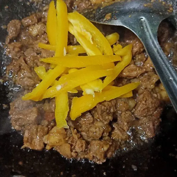 Iris paprika kuning, lalu masukkan ke dalam wajan berisi daging jando. Oseng hingga bumbu meresap sambil diaduk rata. Cicipi untuk koreksi rasa. Setelah matang, angkat dan pindahkan ke piring saji atau kemas dalam wadah untuk dijual.