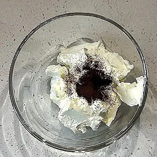 Campurkan 100 gr cream cheese, 60 gr whipped cream, 60 ml susu, 10 gr bubuk kopi instan, dan 10 gr gula halus. Kocok hingga lembut dan rata