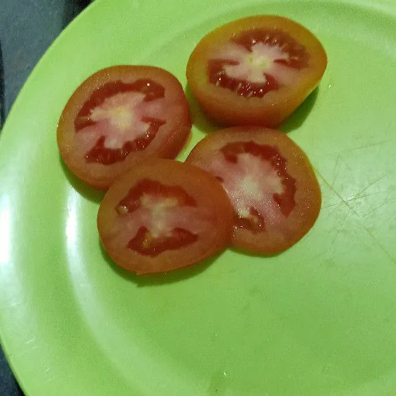 Cuci tomat, lalu untuk garnish bisa di tambahkan di taruh disisi piring.