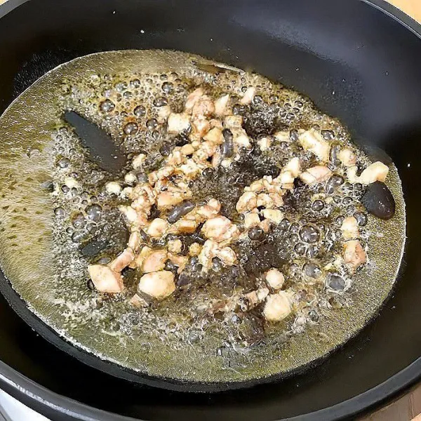Panaskan wajan tanpa minyak. Masak 150 gr hati ayam dengan api kecil hingga kedua sisinya berwarna keemasan.
