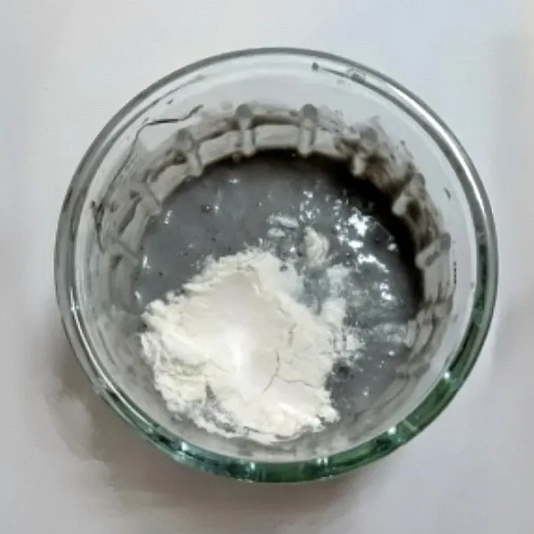 Tambahkan 5 gr tepung maizena ke adonan, aduk rata.