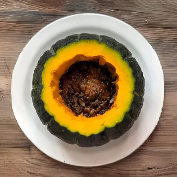 Taburi 20 gr gula merah di atas ketan.