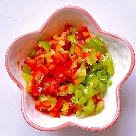 Tambahkan 50 ml air, 10 ml kecap asin, dan 2 gr garam kedalam paprika. Aduk rata