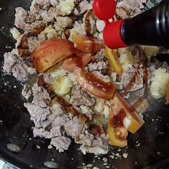 Tambahkan kecap manis kedalam wajan
