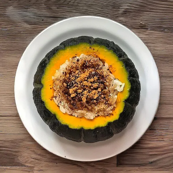 Ulangi sekali lagi hingga semua ketan habis (±70 gr) dan taburi sisa 20 gr gula merah di atasnya. Taburkan 5 gr bubuk kayu manis di permukaan.