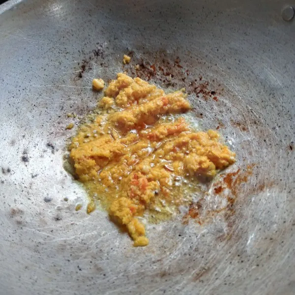 Panaskan secukupnya minyak dalam waja,n lalu tumis bumbu halus tadi hingga matang.