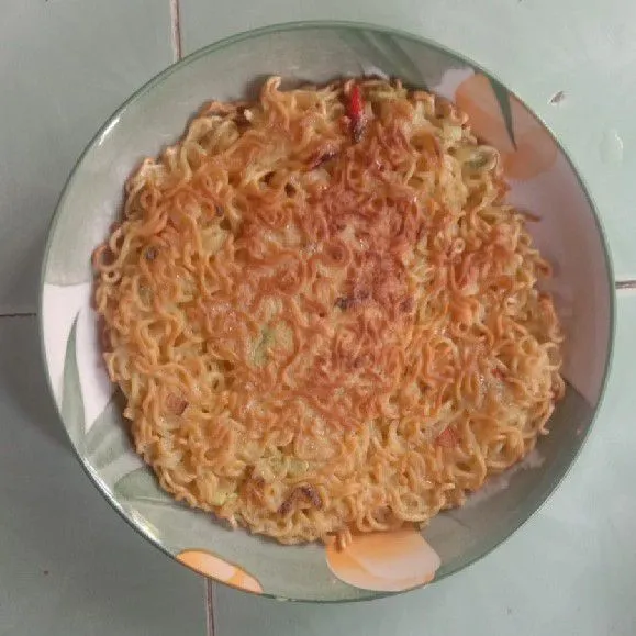 Setelah di rasa matang omlet mie telur ebi. Lalu angkat dan sajikan.