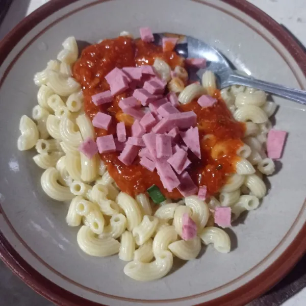 Pindahkan ke piring, beri smoked beef, saus sambal, dan saus spaghetti, aduk sampai rata.