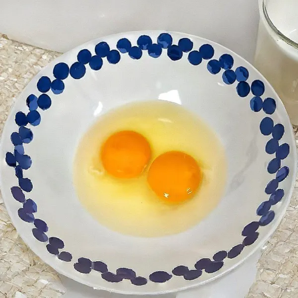 Pecahkan 2 butir telur ayam ke dalam mangkuk, tambahkan 1 sdt garam halus.