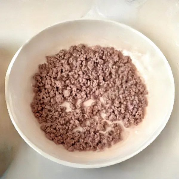 Panaskan wajan, masukkan 5 ml minyak sayur, lalu tumis 150 gr daging sapi cincang hingga berubah warna. Angkat dan sisihkan