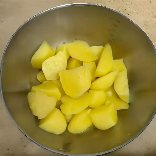 Kukus kentang hingga matang.