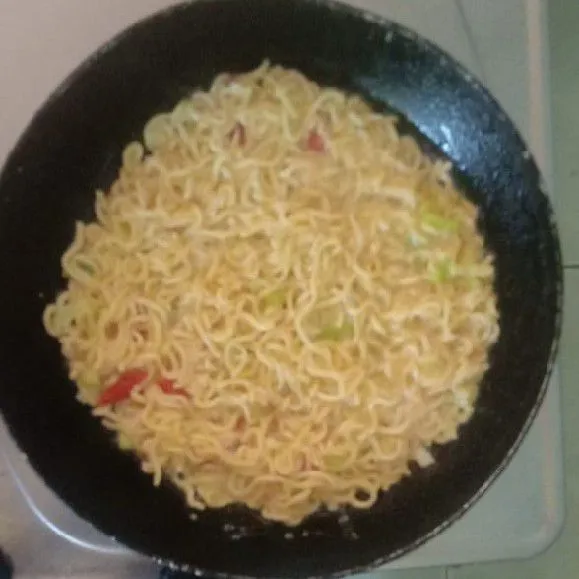 Siapkan wajan Goreng dengan minyak goreng secukupnya. Masak omlet mie telur ebi hingga matang berubah warna keemasan.