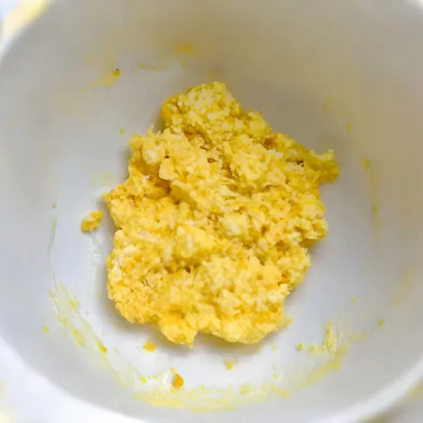 Aduk rata hingga menjadi adonan kental.