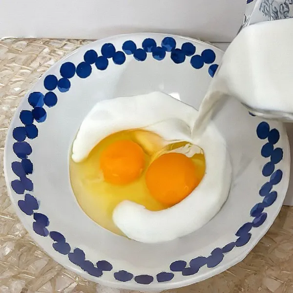 Tuangkan 200 ml susu cair, aduk rata.