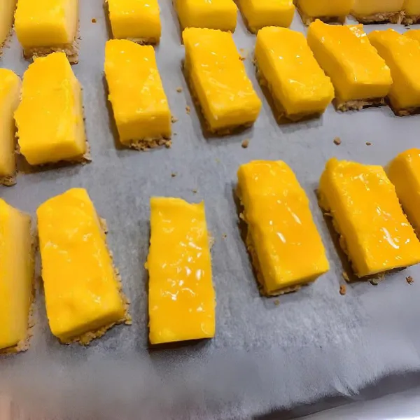 Olesi permukaan dengan kuning telur. Panggang dalam oven pada suhu 180°C selama 30 menit hingga matang keemasan