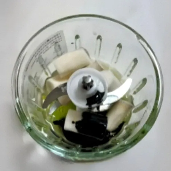 Campurkan 50 gr susu cair, 10 gr pasta wijen hitam, dan 20 gr kuning telur. Blender hingga berbuih ringan.