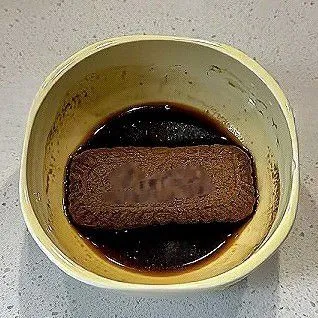 Celupkan biskuit (± 10 gr per keping) ke dalam larutan kopi instan selama 3 detik, lalu angkat.