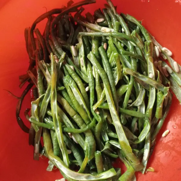 Setelah agak dingin, belah kacang panjangnya.