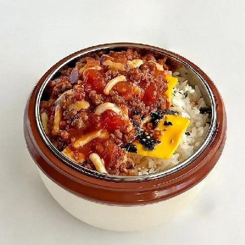 Masukkan 200 gr nasi putih hangat di dalam mangkuk. Letakkan 15 gr keju cheddar di atas nasi. Tuangkan tumisan daging dan tomat di atas nasi