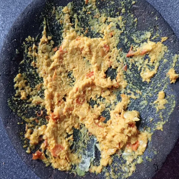 Uleg bumbu hingga halus.