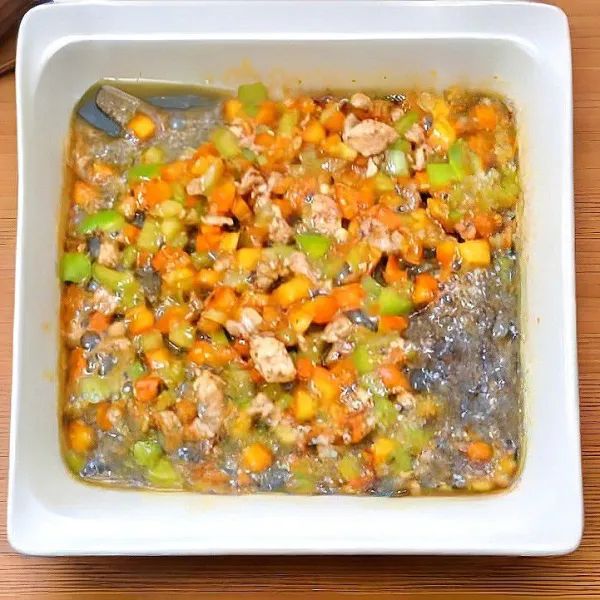 Masukkan paprika hijau dan paprika merah beserta air bumbunya, lalu tumis bersama hati ayam hingga kuah mengental