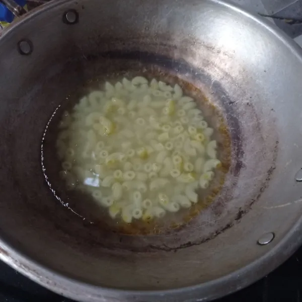 Rebus makaroni sampai matang, tiriskan airnya.