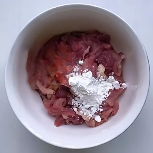 Campurkan 200 gr daging babi dengan 10 ml kecap asin, 10 ml arak masak, dan 10 gr tepung maizena. Aduk rata, diamkan 15 menit.