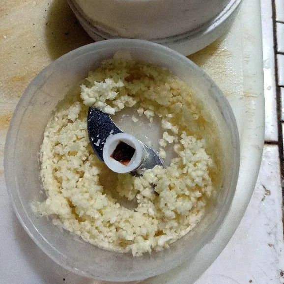 Haluskan bawang putih, lalu choper sampai halus sisihkan.