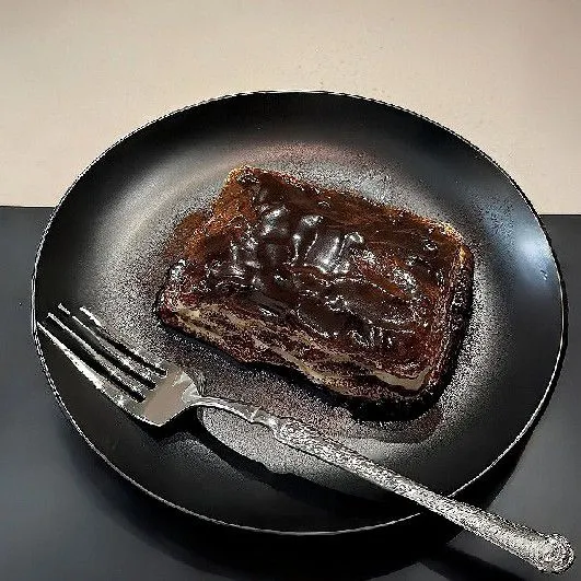 Dinginkan di lemari es selama 20 menit. Taburi dengan sedikit bubuk kakao.