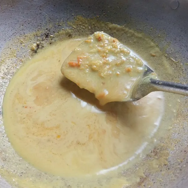 Tuang santan lalu tambahkan garam, gula, dan kaldu jamur. Masak hingga sedikit mengental. Koreksi rasa.