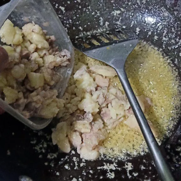 Masukkan jando (lemak sapi) ke dalam wajan, lalu oseng hingga warnanya berubah.