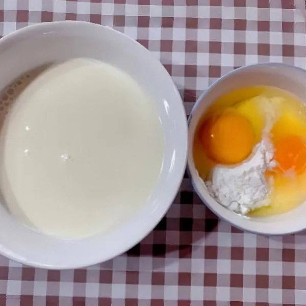 Masukkan 200 ml susu cair ke dalam panci. Tambahkan 2 butir telur (100 gr) dan 25 gr tepung maizena, lalu aduk hingga rata.