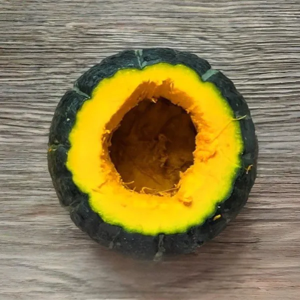 Rebus beras ketan selama 10 menit hingga setengah matang. Potong bagian atas 1 buah labu, buang bijinya, dan siapkan sebagai wadah.