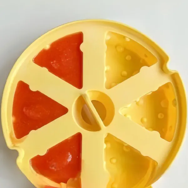 Tuang puree tomat ke dalam cetakan es atau wadah kecil. Bekukan dalam freezer hingga padat