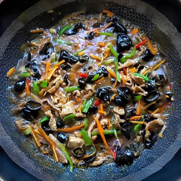 Tuang saus, campurkan 30 ml saus tiram, 15 ml kecap asin, 5 gr gula pasir, dan 50 ml air. Aduk rata. Masak hingga kuah sedikit mengental.
