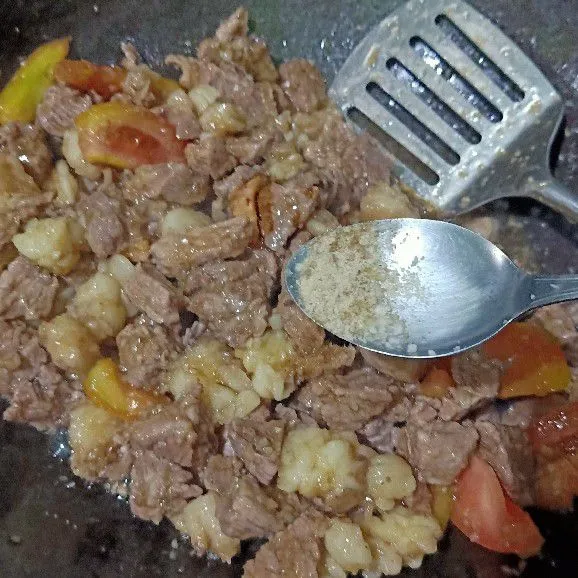 Tambahkan garam dan bubuk kaldu jamur kedalam osengan daging jando