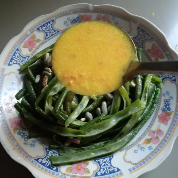 Tuang kuah santan diatasnya lalu remas-remas dengan tangan.