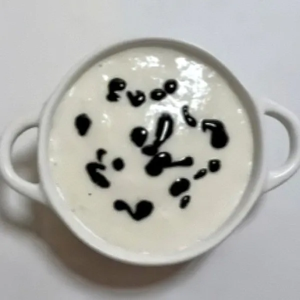 Teteskan sedikit pasta wijen hitam di atas adonan, lalu gunakan tusuk gigi untuk membuat pola marmer.