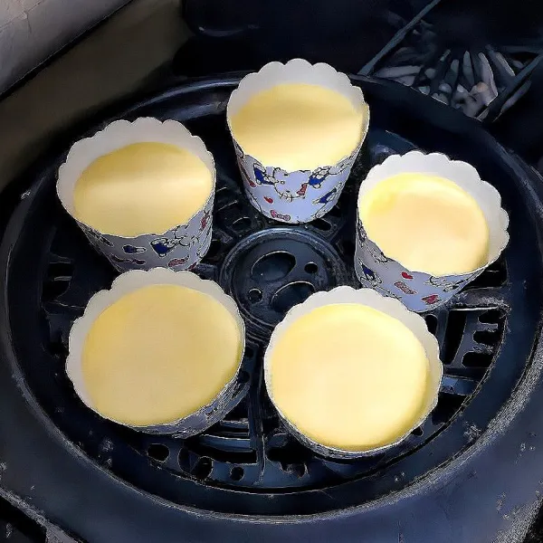 Panggang dengan suhu 160°C selama 15 menit. Taburkan 5 gr gula pasir di atas permukaan, lalu panggang kembali 5 menit hingga bagian atas sedikit karamelisasi