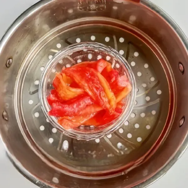 Potong-potong tomat, lalu kukus selama 5 menit hingga lunak.
