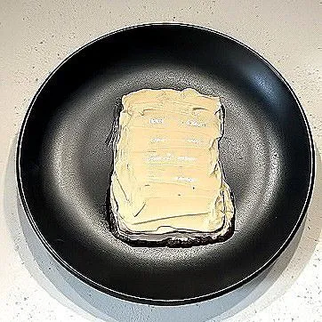 Ulangi susunan biskuit dan krim hingga 3 lapis (total ± 9 keping biskuit). Tutup lapisan terakhir dengan sisa krim, ratakan.