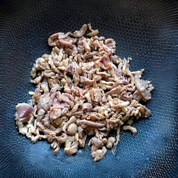 Masukkan daging babi yang sudah dimarinasi, tumis hingga berubah warna.