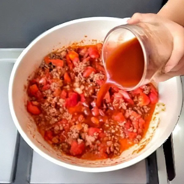 Campurkan 5 ml kecap asin, 15 gr saus tomat, 2 gr gula, dan 1 gr garam dalam mangkuk kecil. Aduk rata. Masukkan kembali daging sapi yang sudah ditumis, lalu tuang saus. Aduk rata