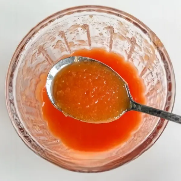 Masukkan 1 sdt gula pasir dan 1 gr garam halus, aduk rata