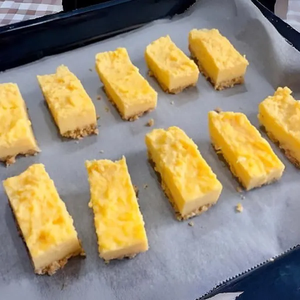 Simpan adonan dalam kulkas selama 30 menit agar mengeras. Setelah mengeras, keluarkan dan potong-potong sesuai selera