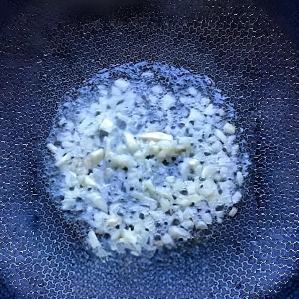 Panaskan wajan dengan minyak sayur, tumis 20 gr bawang putih cincang hingga harum.