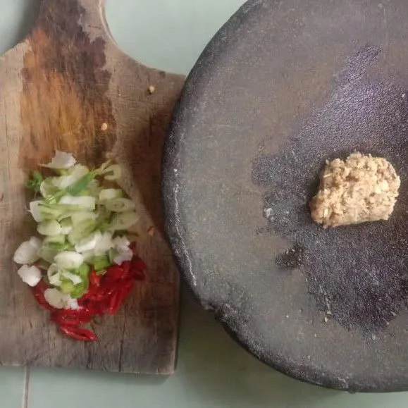 Siapkan semua bahan. Ulek bumbu halus dan iris halus cabai merah keriting dan daun bawang.