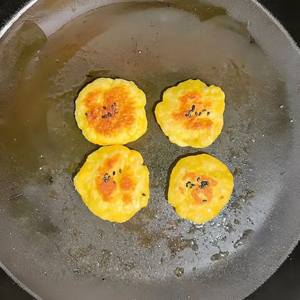 Masak dengan api kecil hingga kedua sisi berwarna keemasan dan matang merata (2–3 menit per sisi).