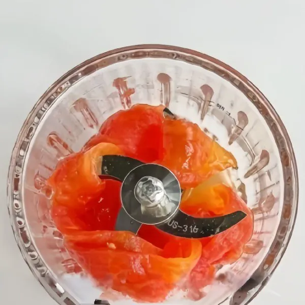 Masukkan tomat kukus ke dalam food processor, haluskan hingga benar-benar lembut.